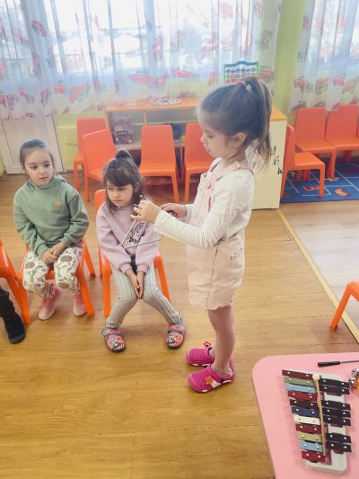 Днес децата се запознаха с някои музикални инструменти и затвърдиха знанията си за тези,които познават вече .Детските ръчички с трепет се докосваха до тях .И се забавлявахме от сърце  - ДГ Пролет - Дъбница