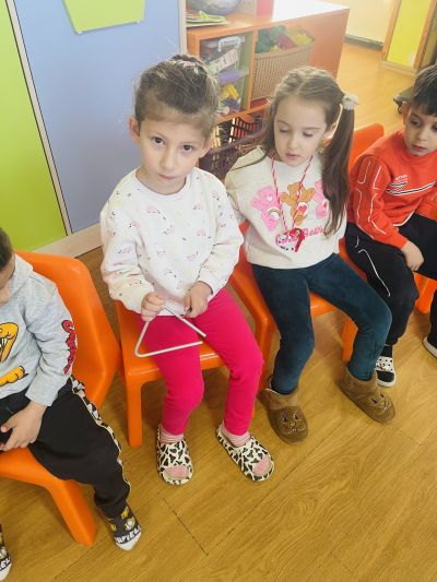 Днес децата се запознаха с някои музикални инструменти и затвърдиха знанията си за тези,които познават вече .Детските ръчички с трепет се докосваха до тях .И се забавлявахме от сърце  - ДГ Пролет - Дъбница