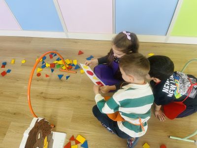 На 11.04.2025г в детската градина се проведе открита педагогическа ситуация с учител Ирина Парапанова, в която основната цел беше -Овладяване на книжовния български език, чрез приказката и използването на ИКТ  за постигане на образователни цели.  ????Тема - ДГ Пролет - Дъбница